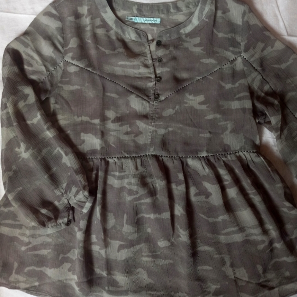Adorable Maurices camo print peplum top